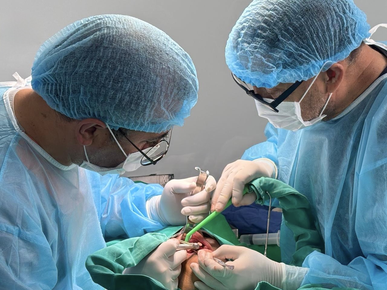El Dr. Polo Remache y su personal capacitado operando en el quirófano propio del Centro Odontológico